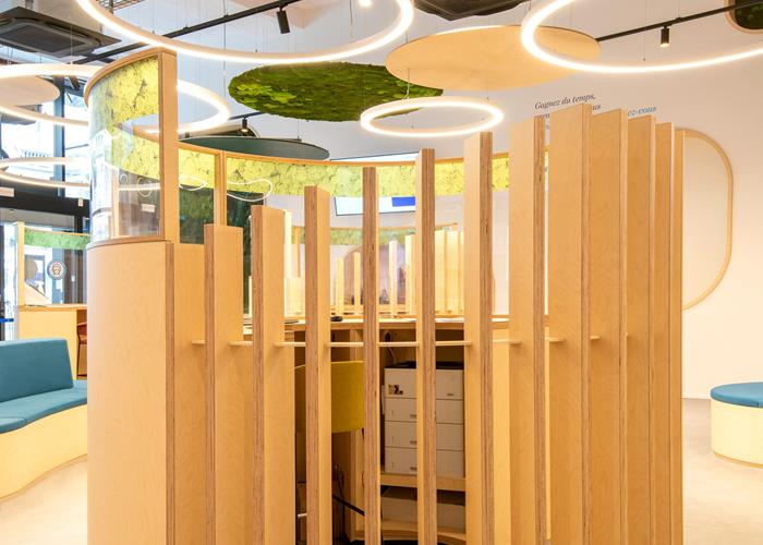 Un espace d’accueil lumineux, associant bois et végétaux