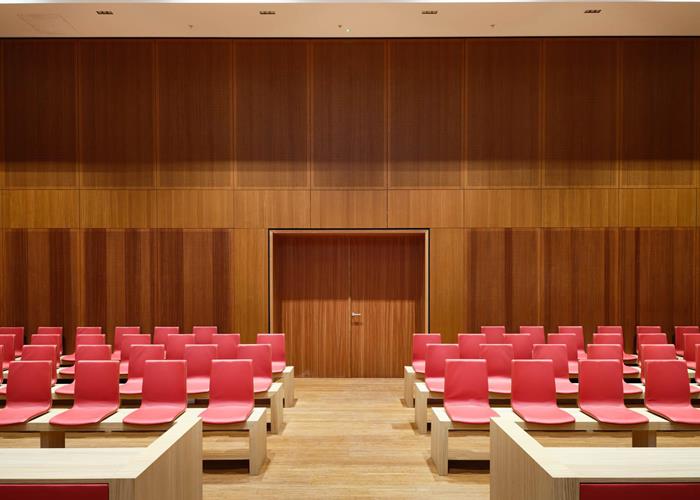 Maßgefertigte Möbel für den neuen Justizpalast in Namur