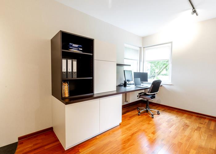 Maßgefertigte Einrichtung für einen privaten Wohnbereich mit Büro