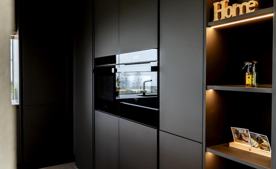 Küchengestaltung mit klaren Kontrasten